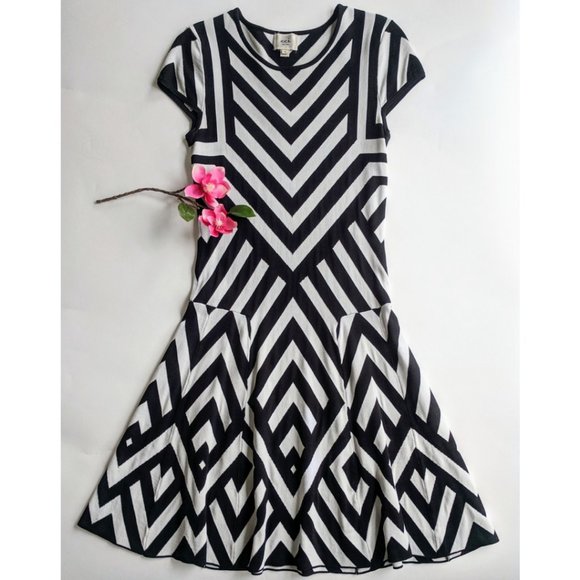 ECI Black White Geometric Knit Short Sleeve Dress - Picture 2 of 7